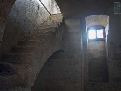 Una scalinata in pietra ci porta poi al piano superiore...